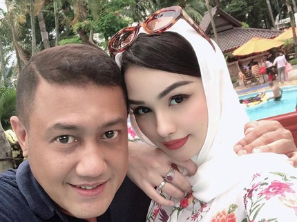 7 Potret Romantis Teuku Rafly dan Istri yang Beda Usia 18 Tahun