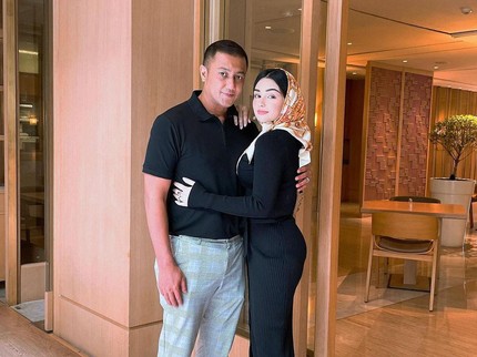 7 Potret Mesra Teuku Rafly dengan Sang Istri yang Beda Usia 18 Tahun