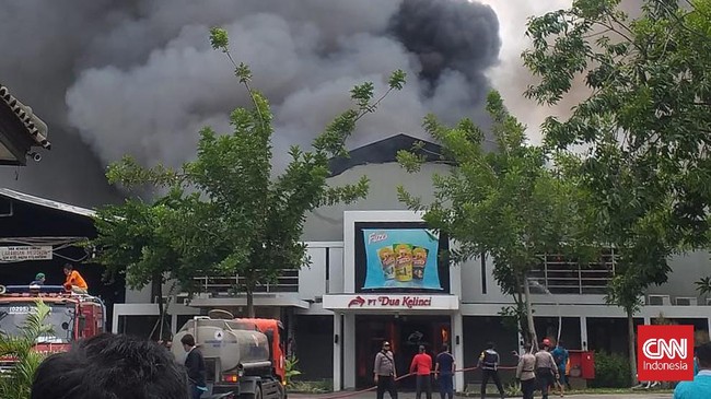 Kebakaran pabrik kacang PT. Dua Kelinci di Pati Jawa Tengah padam dalam 2 jam.