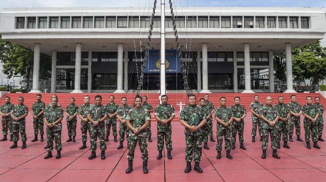 Jokowi Sentil TNI soal IKN, KSAL Yudo Margono Buka Suara KSAL Yudo Margono memastikan TNI akan mendukung penuh rencana pemerintah memindahkan ibu kota negara. TNI juga siap memindahkan markas besar ke IKN.