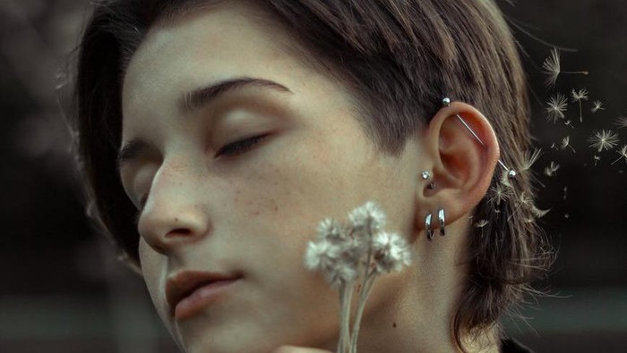 Jangan Asal Tindik, Kenali Serba Serbi Helix Piercing Sebelum Kamu Melakukannya Biar Nggak Dibilang Noob Jangan Asal Tindik, Kenali Serba Serbi Helix Piercing Sebelum Kamu Melakukannya Biar Nggak Dibilang Noob