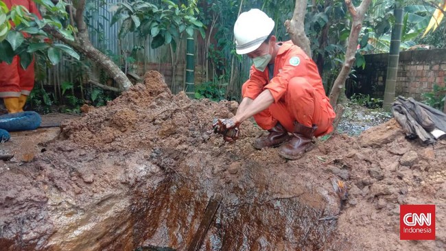 Pipa minyak Pertamina EP 1 Jambi sempat meledak dan bocor serta menggenangi halaman rumah warga Kota Jambi, Senin (22/11).