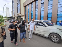 Polisi Buru Sopir Mobil Bandar Sabu yang Tabrak Polisi di Cirebon