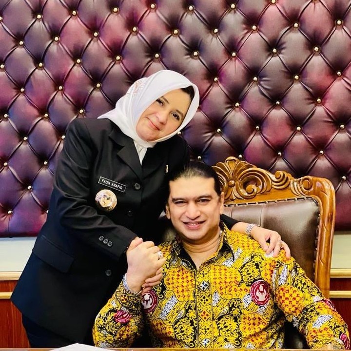 <p>Ashraff dan Fadia tampak tak segan-segan memamerkan kemesraan mereka di publik, Bunda. Asraff bahkan kerap menyebut Fadia dengan panggilan "My Love". (Foto: Instagram: @ashraff_abu)</p>