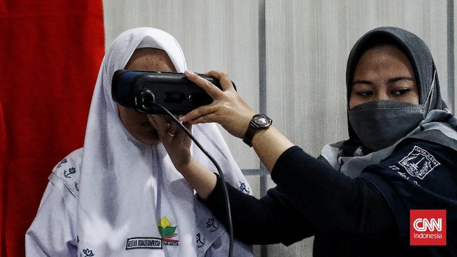 Dukcapil tetap menerapkan prinsip double track system service pembuatan KTP: layanan digital dan layanan secara fisik manual.