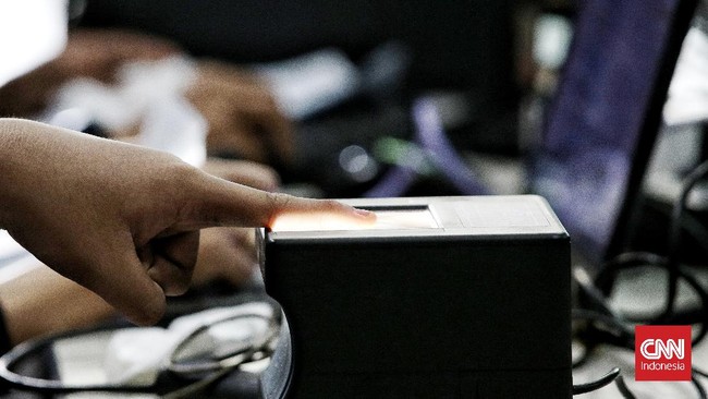 Pencatatan nama pada dokumen kependudukan juga tidak boleh menggunakan angka dan tanda baca, serta dilarang mencantumkan gelar pendidikan dan keagamaan.