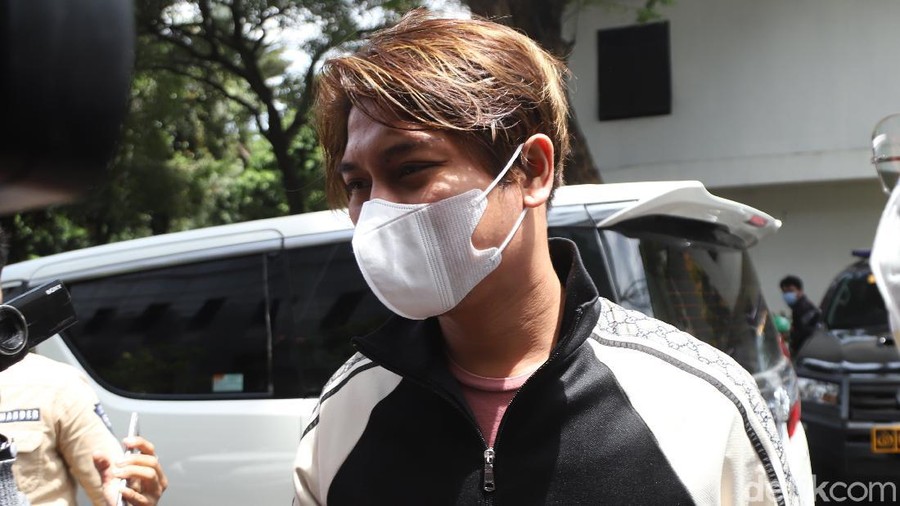 Penyanyi Rizky Billar bersama kuasa hukumnya Sandy Arifin saat mendatangi Polda Metro Jaya, Jakarta, Selasa, (23/11).