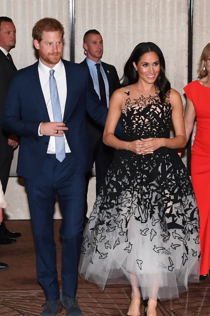 Sebelum meninggalkan keluarga kerajaan, gaun-gaun yang dikenakan Meghan Markle juga tidak kalah memesona. Contohnya gaun tulle dengan motif burung karya Oscar de la Renta saat kunjungannya ke Australia tahun 2018. Foto: harpersbazaar.com