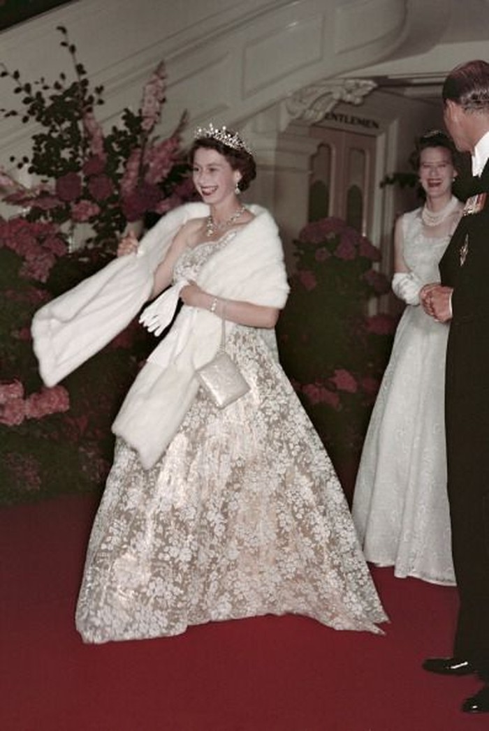 Setelah diangkat sebagai ratu, Ratu Elizabeth mengenakan one shouldered ball gown berdetail lace dalam tur Commonwealth tahun 1954. Foto: harpersbazaar.com