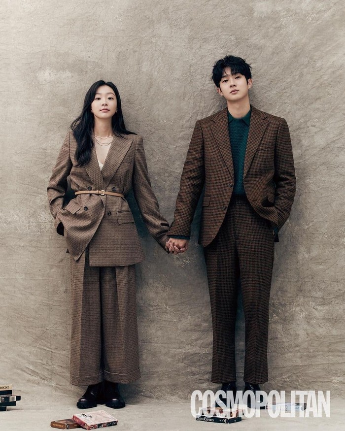 Siapa sangka kedua aktor dan aktris ternama ini akan tampil bersama di drama terbaru SBS, Our Beloved Summer? Choi Woo Shik dan Kim Dami sebelumnya bertemu di film The Witch tahun 2018. / foto: cosmopolitan.co.kr
