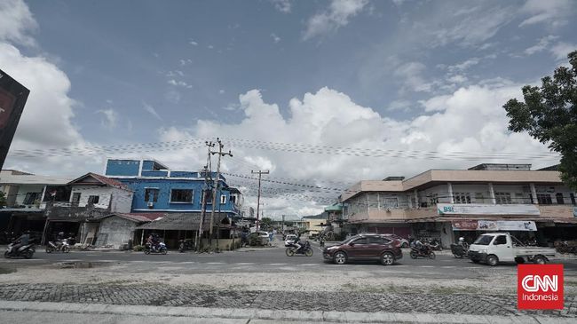 Beberapa makanan khas Natuna berbahan baku sagu, seperti tabel mando, kernas, dan tabel alo. Terdapat pula lempar pulut dari singkong dan beras ketan.