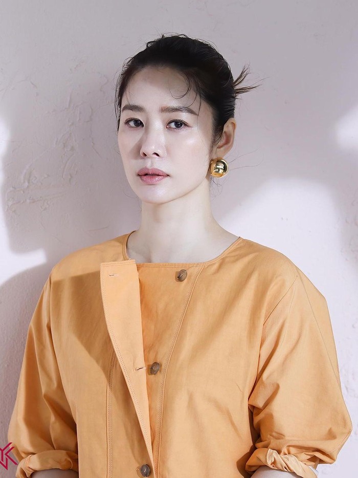 Tak hanya terkenal sebagai sosok pekerja keras, Kim Hyun Joo juga populer sebagai sukarelawan. Ia bahkan pernah melakukan perjalanan ke Bangladesh dan Filipina untuk menjalani aktivitas sosial./ Foto: instagram.com/ynkentertainment