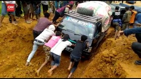 VIDEO: Momen Warga Evakuasi Kendaraan Yang Terjebak Tanah Longsor