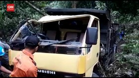 VIDEO: Truk Sarat Penumpang Masuk Jurang, 2 Tewas, Belasan Luka-luka