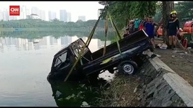 VIDEO: Supir Ngantuk, Mobil Pikap Tercebur Waduk. 1 Tewas Tenggelam