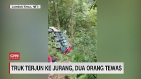 VIDEO: Truk Terjun Ke Jurang, Dua Orang Tewas