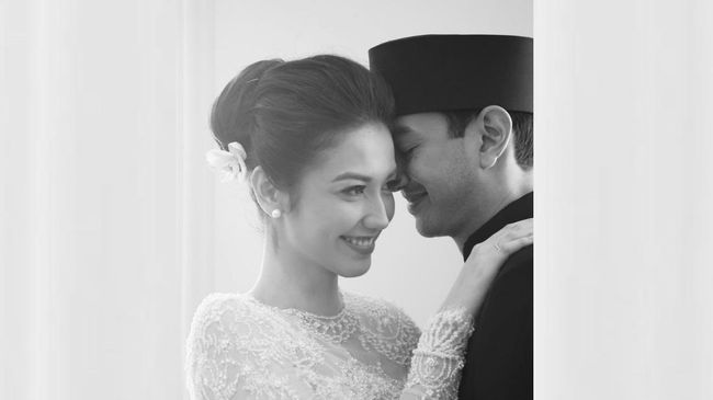 Aktris Velove Vexia telah resmi menikah dengan seorang pria yang disebut bernama Zakry Sulisto.
