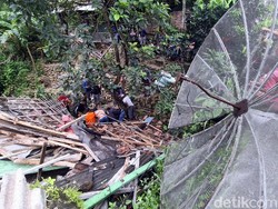 Tembok Ambrol Timbun Warga Nyalindung, Saksi: Korban Merintih Sakit