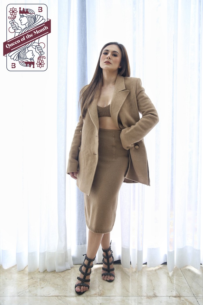 Tampilan serba coklat terlihat lebih fierce berkat permainan siluet structured dari coat dan padanan bralette serta fitted skirt. Foto: Beautynesia. Coat, bralette, dan rok, Fendi.