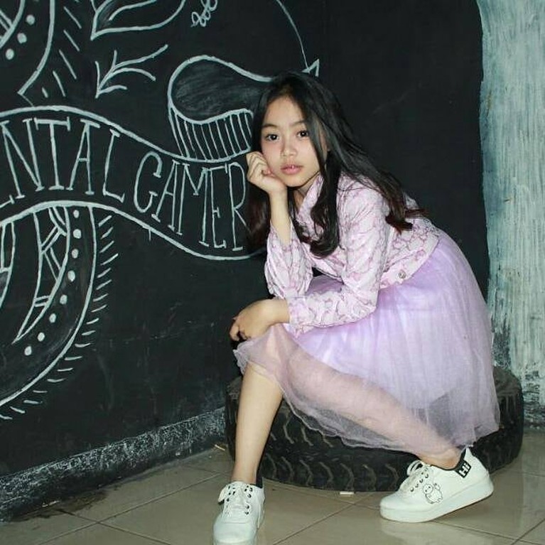 Baru-baru ini selebgram bernama Ranti Marsyanda baru saja bikin heboh karena terseret kasus video syur. Yuk intip potretnya!