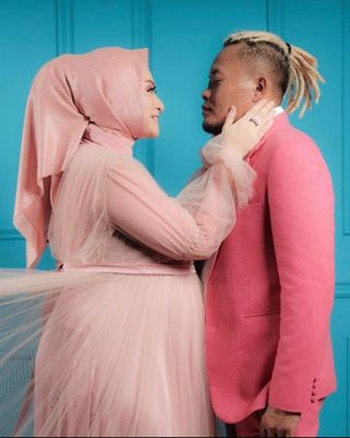 Nathalie Holscher baru saja melakukan sesi pemotretan maternity shoot ditemani oleh suami tercinta&comma; Sule&period; Yuk intip&excl;