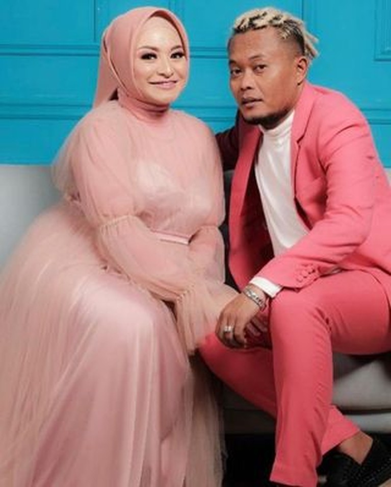 7 Maternity Shoot Nathalie Holcher & Sule Nathalie Holscher baru saja melakukan sesi pemotretan maternity shoot ditemani oleh suami tercinta, Sule. Yuk intip!