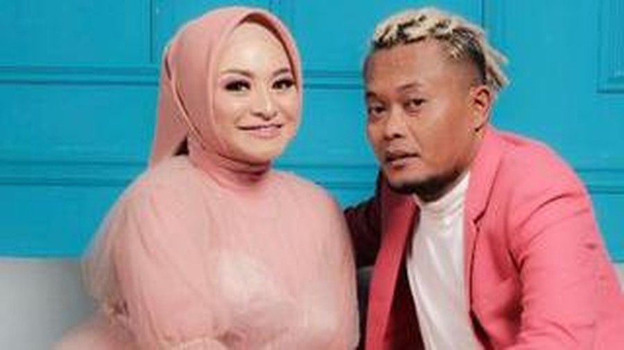 Nathalie Holscher baru saja melakukan sesi pemotretan maternity shoot ditemani oleh suami tercinta, Sule. Yuk intip!