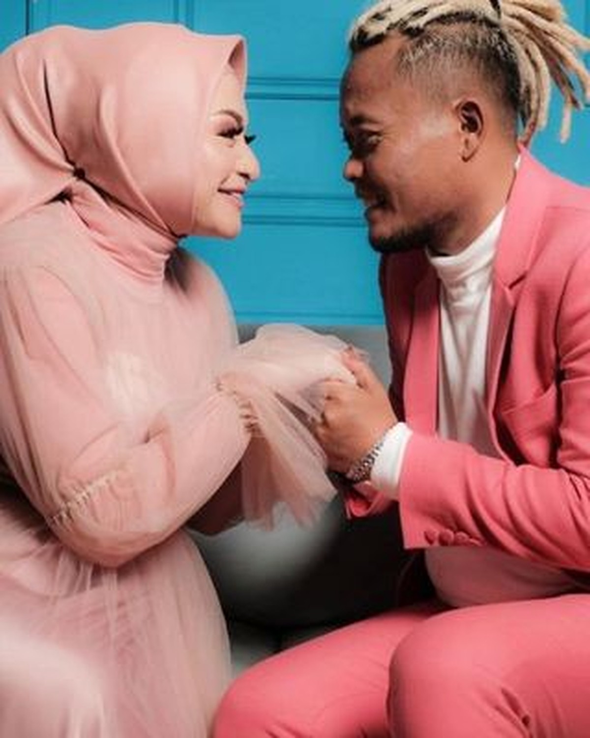 Nathalie Holscher baru saja melakukan sesi pemotretan maternity shoot ditemani oleh suami tercinta&comma; Sule&period; Yuk intip&excl;