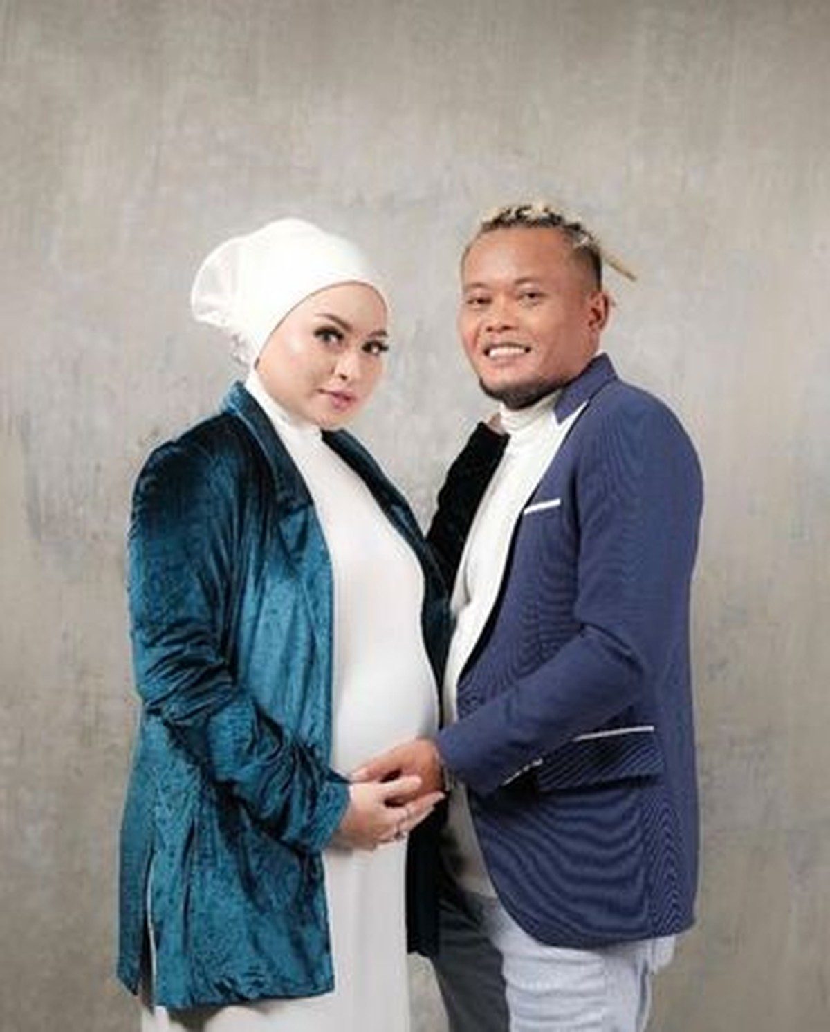 Nathalie Holscher baru saja melakukan sesi pemotretan maternity shoot ditemani oleh suami tercinta&comma; Sule&period; Yuk intip&excl;