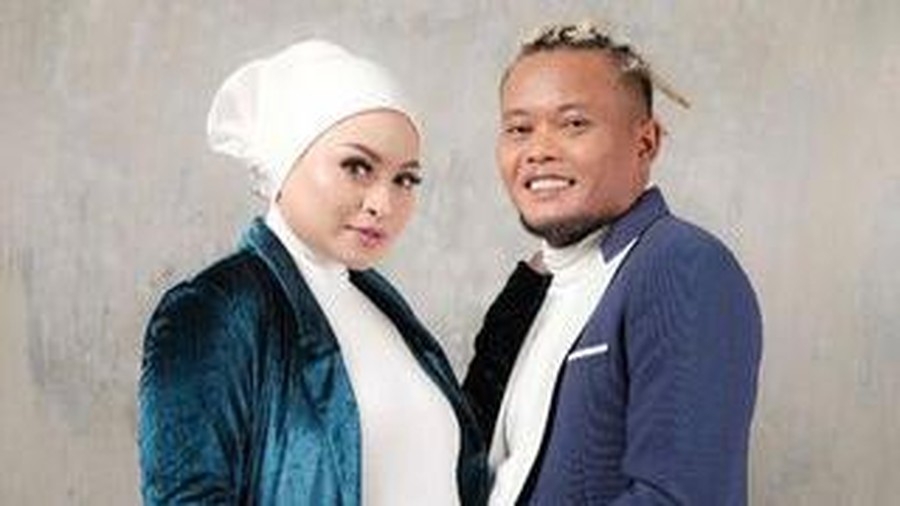 7 Maternity Shoot Nathalie Holcher & Sule Nathalie Holscher baru saja melakukan sesi pemotretan maternity shoot ditemani oleh suami tercinta, Sule. Yuk intip!