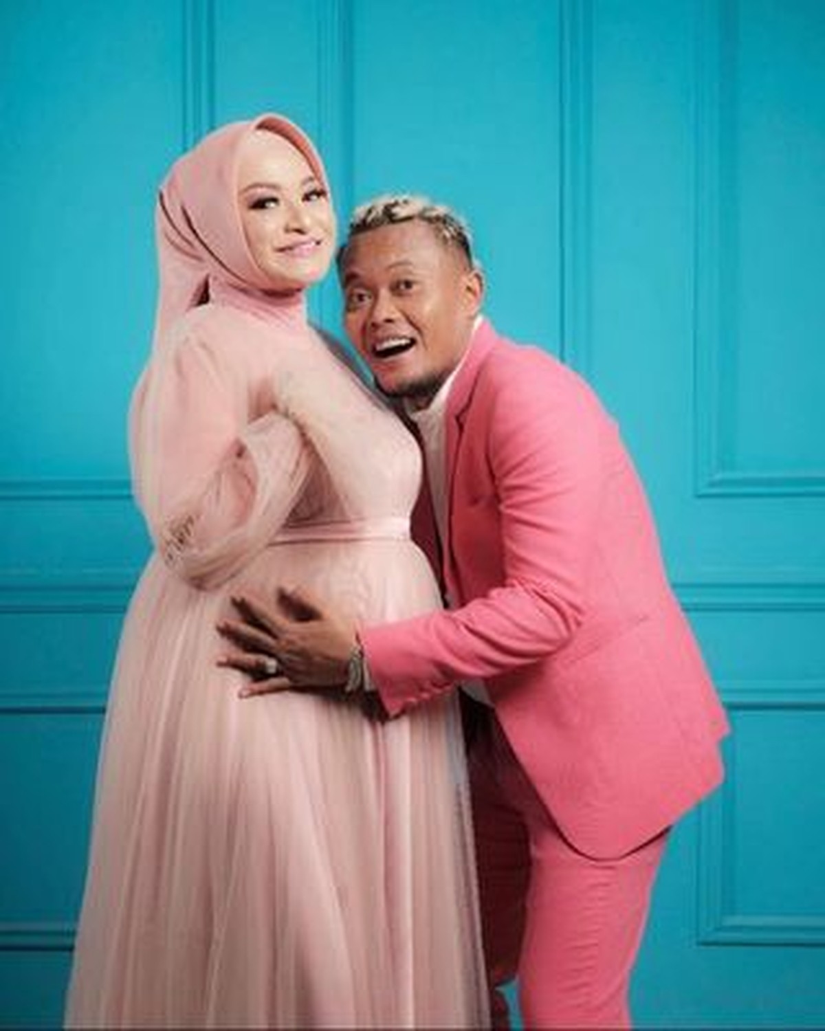 Nathalie Holscher baru saja melakukan sesi pemotretan maternity shoot ditemani oleh suami tercinta&comma; Sule&period; Yuk intip&excl;