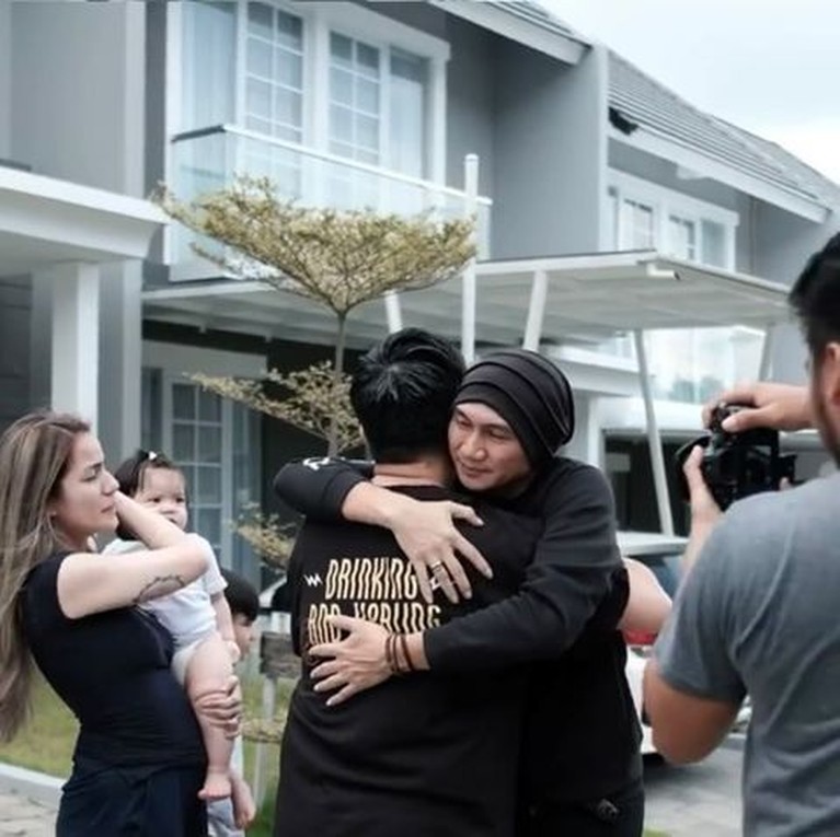 7 Momen Pertemuan Anji dengan Leticia Joseph Anaknya dengan Sheila Marcia Usai bebas dari penjara Anji berkumpul dengan keluarganya, baru-baru ini ia menemui Leticia & Sheila Marcia di Semarang. Yuk intip!