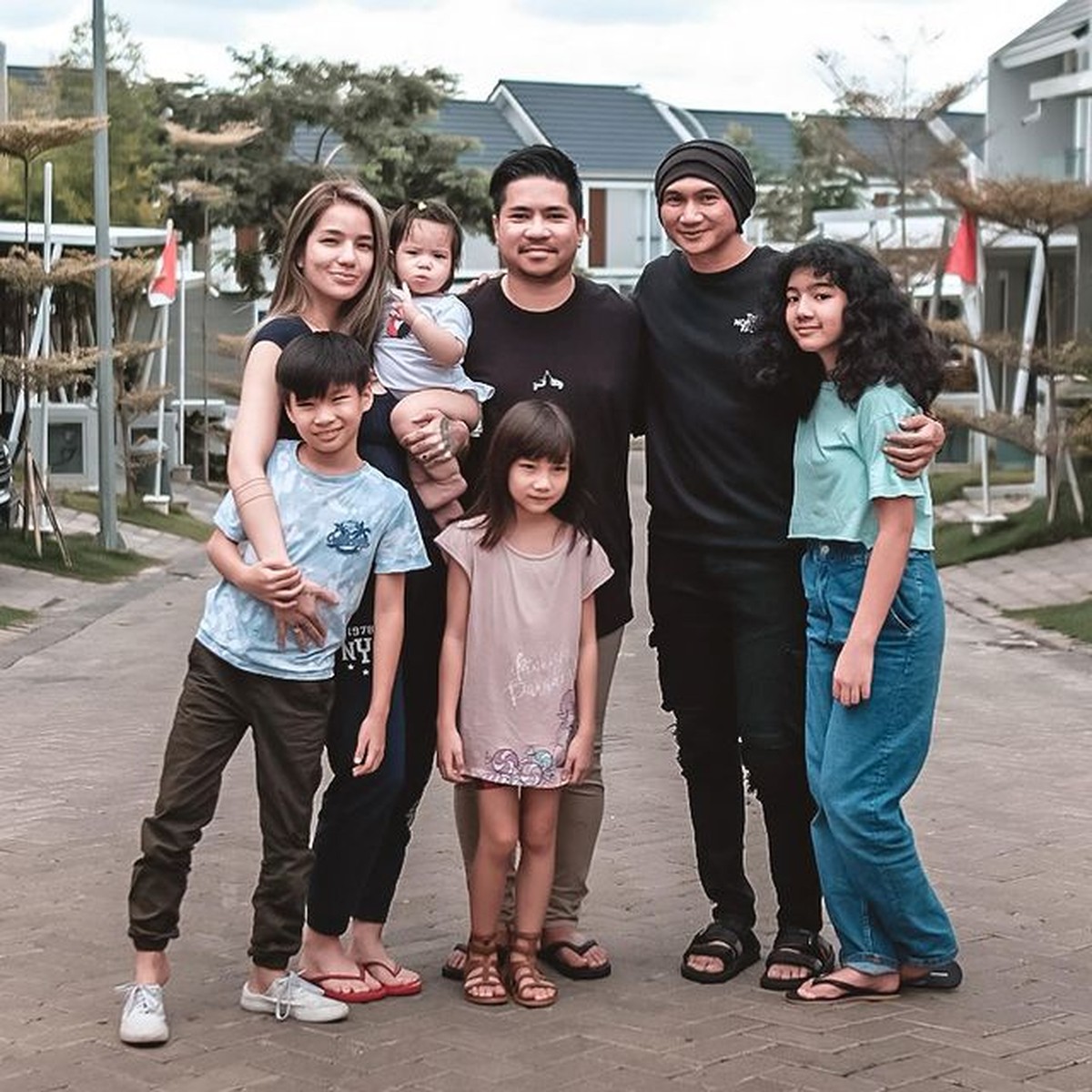 Usai bebas dari penjara Anji berkumpul dengan keluarganya&comma; baru-baru ini ia menemui Leticia & Sheila Marcia di Semarang&period; Yuk intip&excl;