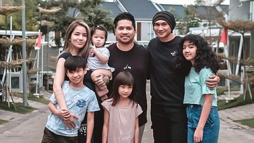 img-title Anji Temui Keluarga Baru Sheila Marcia Usai Bebas dari Kasus Narkoba