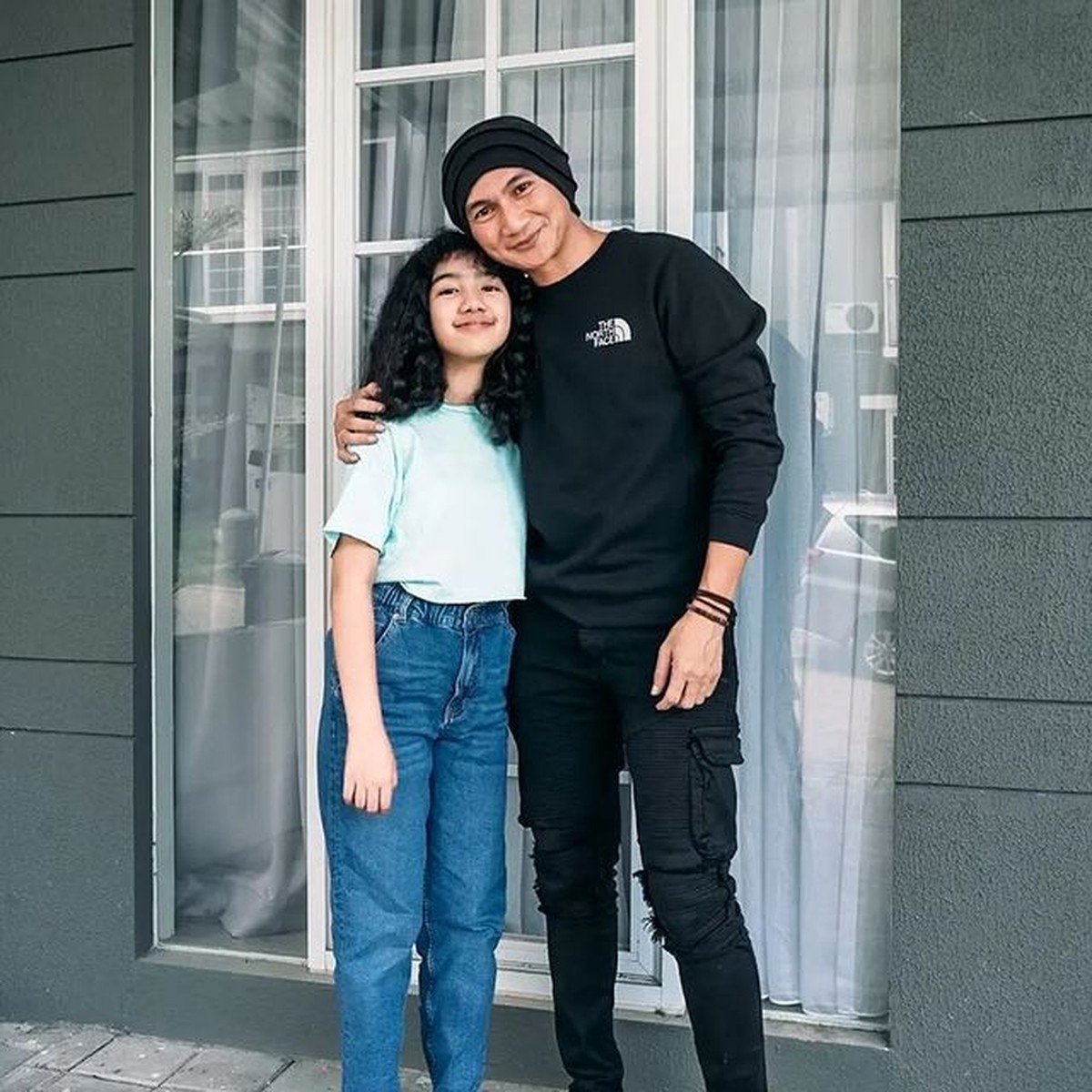 Usai bebas dari penjara Anji berkumpul dengan keluarganya&comma; baru-baru ini ia menemui Leticia & Sheila Marcia di Semarang&period; Yuk intip&excl;