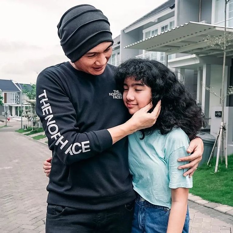 Usai bebas dari penjara Anji berkumpul dengan keluarganya, baru-baru ini ia menemui Leticia & Sheila Marcia di Semarang. Yuk intip!