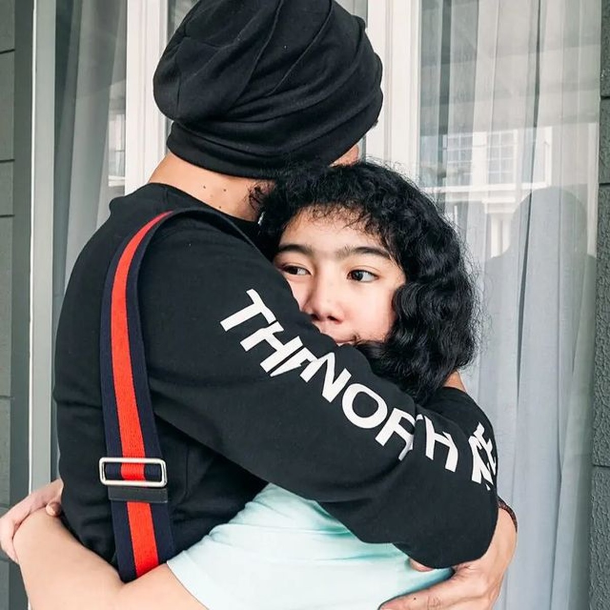 Usai bebas dari penjara Anji berkumpul dengan keluarganya&comma; baru-baru ini ia menemui Leticia & Sheila Marcia di Semarang&period; Yuk intip&excl;