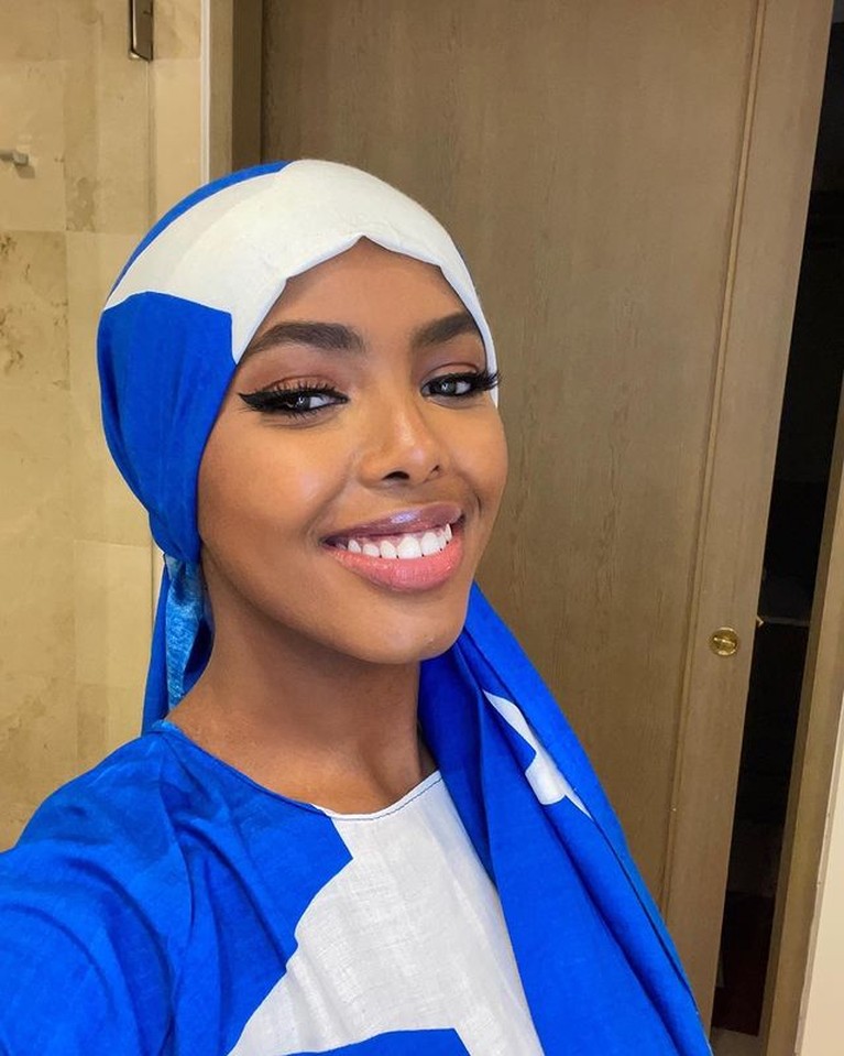 Khadija Omar adalah finalis Miss World 2021 asal Somalia yang pakai hijab untuk pertama kalinya. Yuk intip pesonanya!