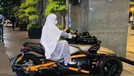 7 Potret April Jasmine Pamer Naik Moge ke Mall Tuai Hujatan Baru-baru ini April Jasmine jadi sorotan karena unggahannya naik moge ke mall tuai hujatan. Yuk kita intip!