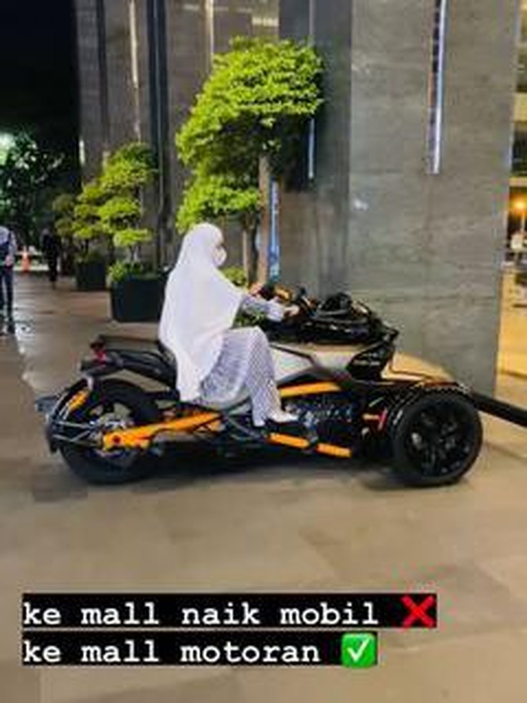 Baru-baru ini April Jasmine jadi sorotan karena unggahannya naik moge ke mall tuai hujatan. Yuk kita intip!
