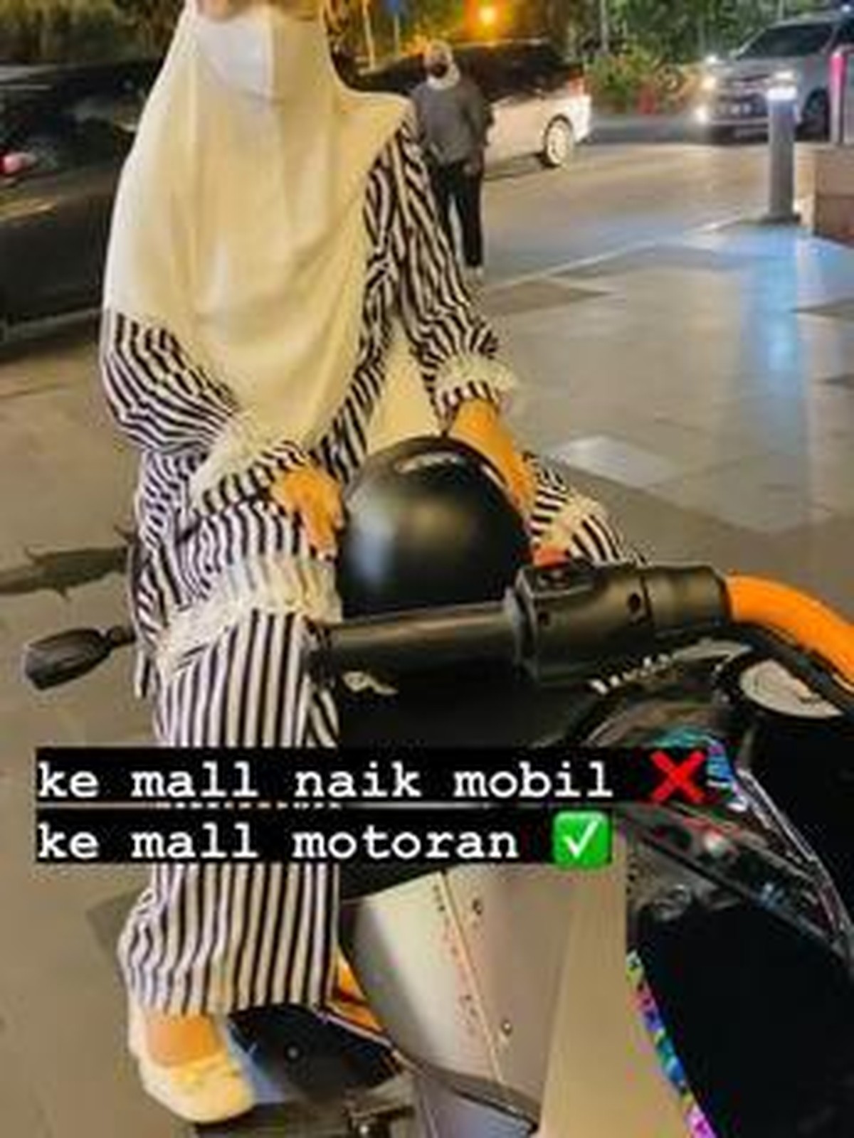 Baru-baru ini April Jasmine jadi sorotan karena unggahannya naik moge ke mall tuai hujatan&period; Yuk kita intip&excl;