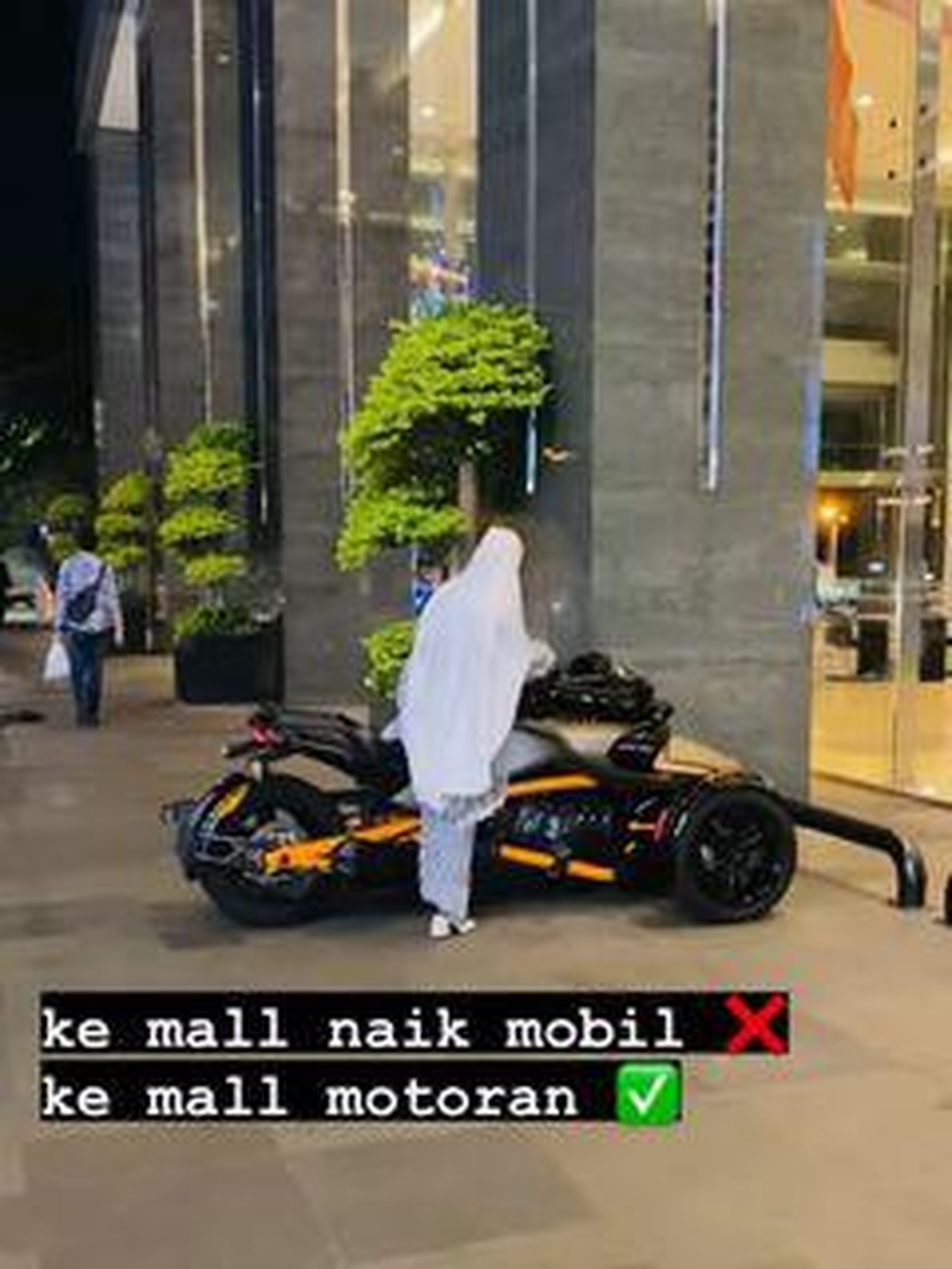 Baru-baru ini April Jasmine jadi sorotan karena unggahannya naik moge ke mall tuai hujatan&period; Yuk kita intip&excl;