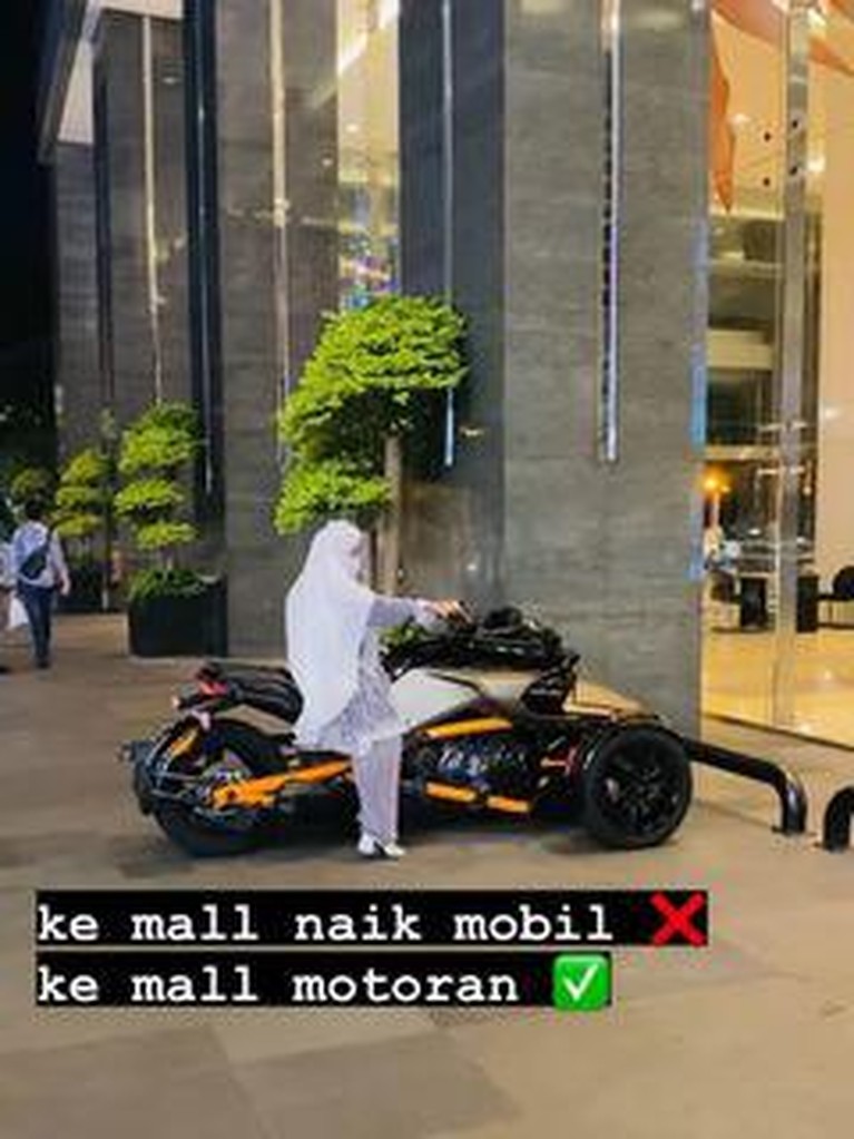 Baru-baru ini April Jasmine jadi sorotan karena unggahannya naik moge ke mall tuai hujatan. Yuk kita intip!