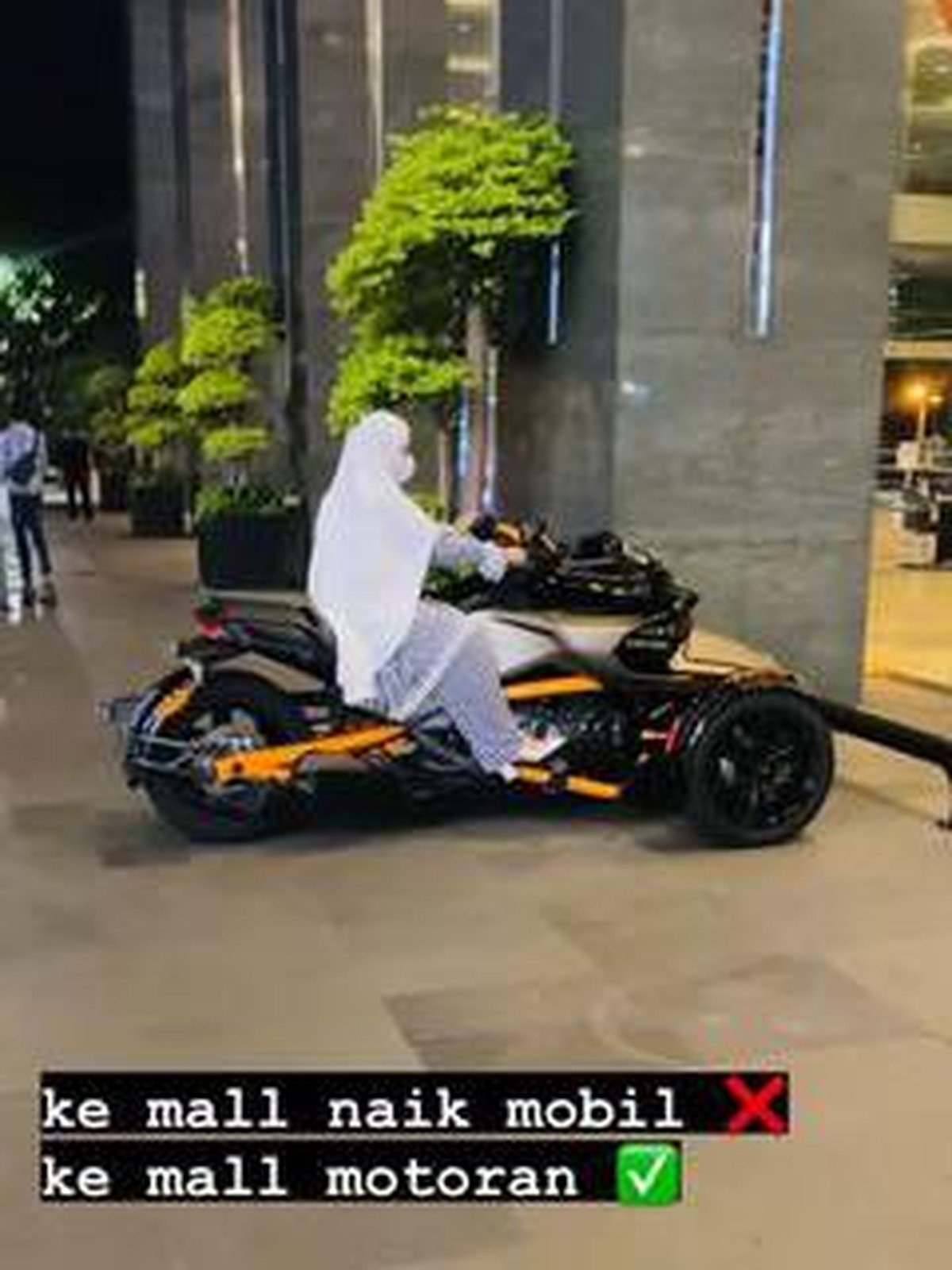 Baru-baru ini April Jasmine jadi sorotan karena unggahannya naik moge ke mall tuai hujatan&period; Yuk kita intip&excl;