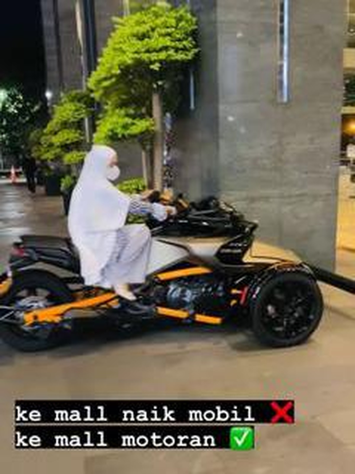 Baru-baru ini April Jasmine jadi sorotan karena unggahannya naik moge ke mall tuai hujatan&period; Yuk kita intip&excl;