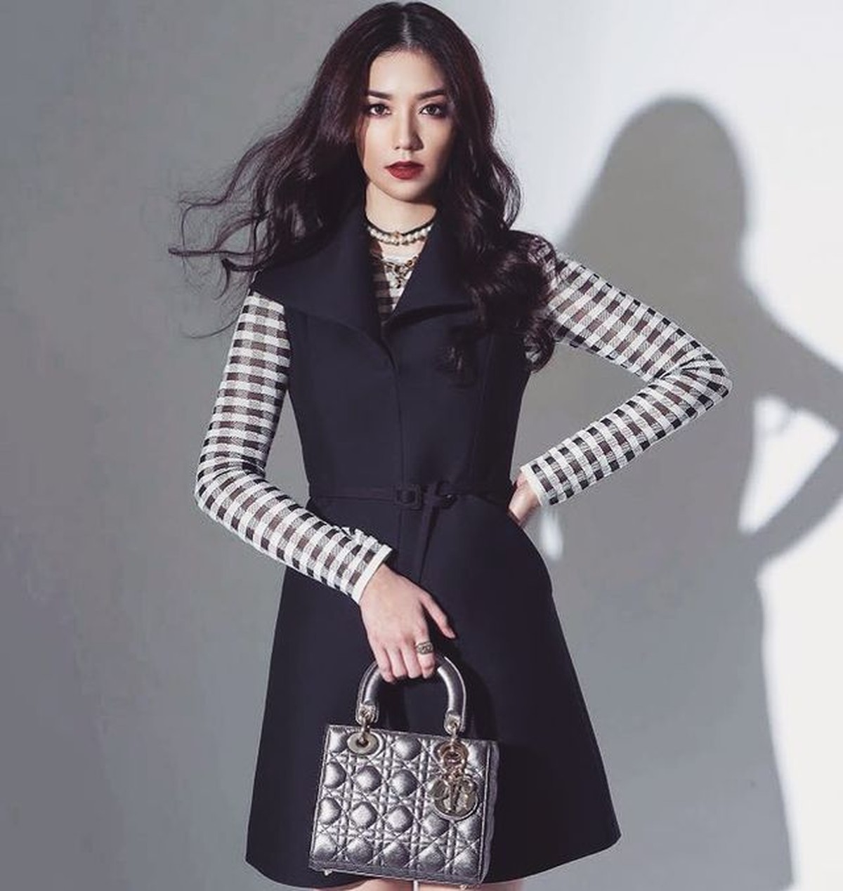 Velove Vexia dikenal dengan aktris yang memiliki gaya feminin dan berkelas&period; Yuk kita intip potret ootdnya&excl;