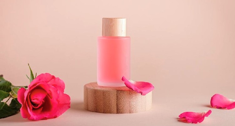 Memanfaatkan air mawar jadi toner bisa meningkatkan kecantikan wajah secara alami bahkan awet muda. Simak tips menggunakan air mawar jadi toner dan khasiatnya.