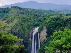 Sandiaga Dorong Olahraga Paralayang di Wisata Air Terjun Rumbia Jeneponto