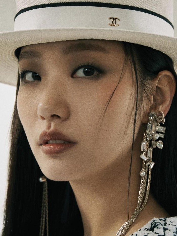 Akhir-akhir ini, Kim Go Eun semakin populer berkat drama terbarunya, Yumi's Cells. Drama ini mendapat antusias yang tinggi dari penonton, sehingga dikonfirmasi akan menayangkan season 2 tahun depan, lho./ foto: Dazed Korea