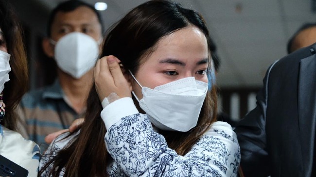 Perempuan yang ributi Arteria Dahlan PDIP, Anggiat Pasaribu buka suara soal hubungannya dengan Brigjen M Zamroni dan mobil TNI yang dipakai.